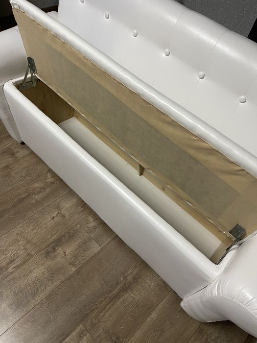 Диван для кафе,бар, кухні,корридору та офісів з нішею білого кольру.