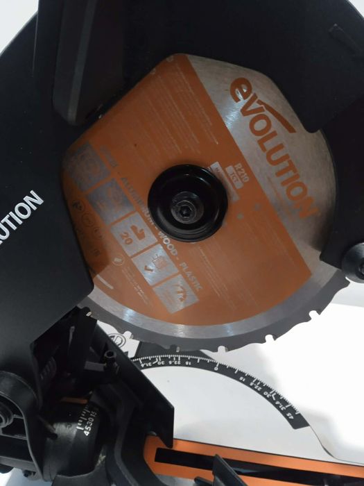 Piła ukośnica Evolution R210CMS 210mm 1200W
Stan bardzo dobry, małe śl