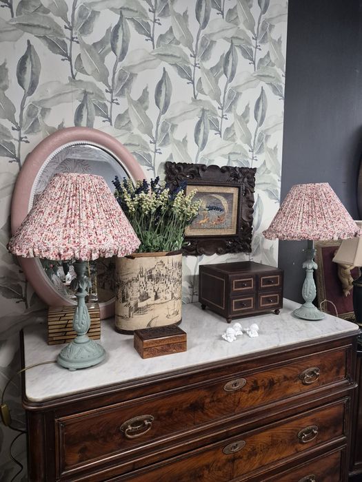 Par de candeeiros de mesa com pé em madeira.