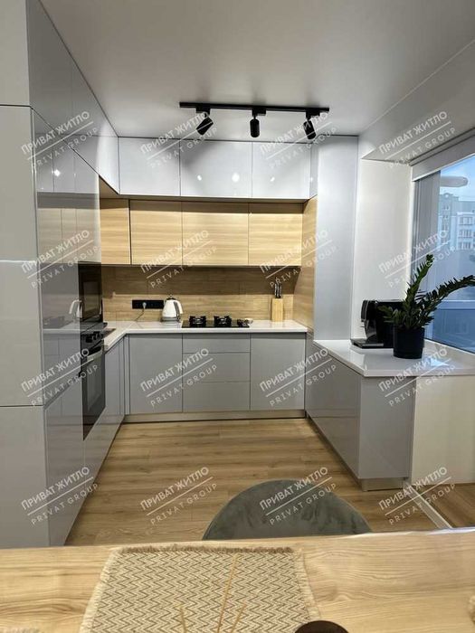 Трикімнатна квартира в сучасному будинку з дизайнерським ремонтом