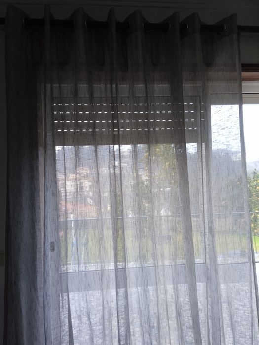 1 par de cortinas cinza de argolas