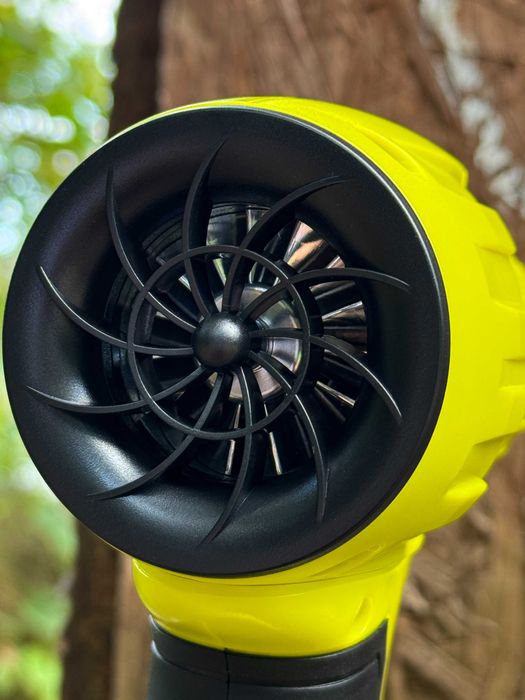 Nowa Poręczna Dmuchawa Na Baterię RYOBI 18V - Film Prezentujący