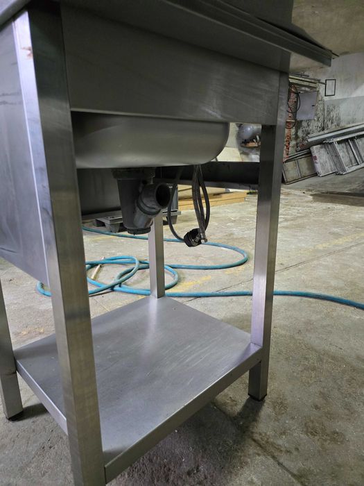 Bancada / mesa lavadouro em aço inox c/ local p/ maq. lavar louça