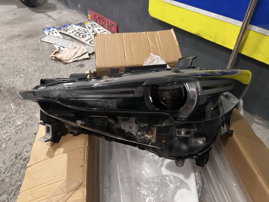 Продам пару оригинальных фар на Mazda Cx5 2018 адаптивные