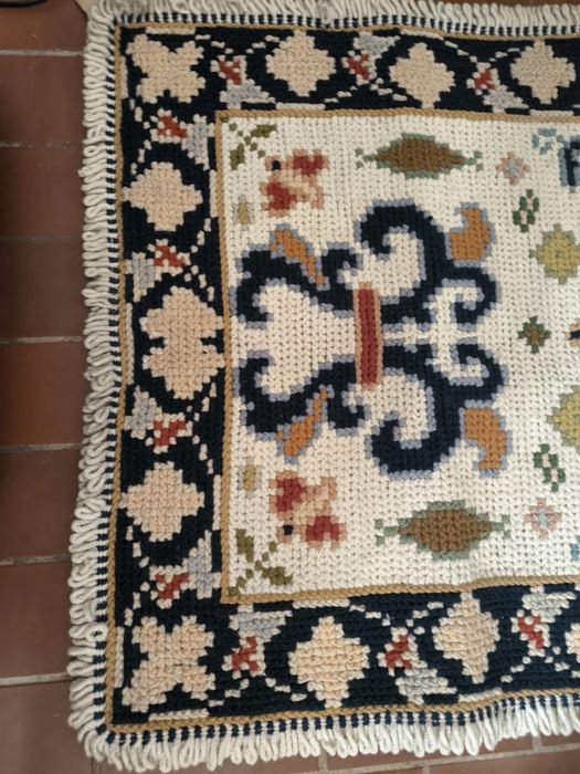 Tapete de Arraiolos Bordado à Mão – 1,20m x 0,70m