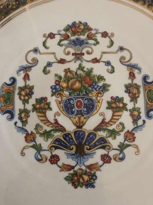 Prato de porcelana muito bonito antigo