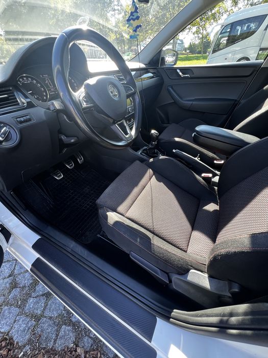 Skoda Rapid 1.6 tdi *xenon *panorama *navi *vrs