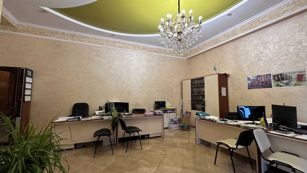 Продаж фасадного приміщення вільного призначення Зарічанська