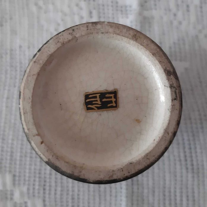 Antiga Jarra Japonesa ornamentada com paisagem pintada a ouro