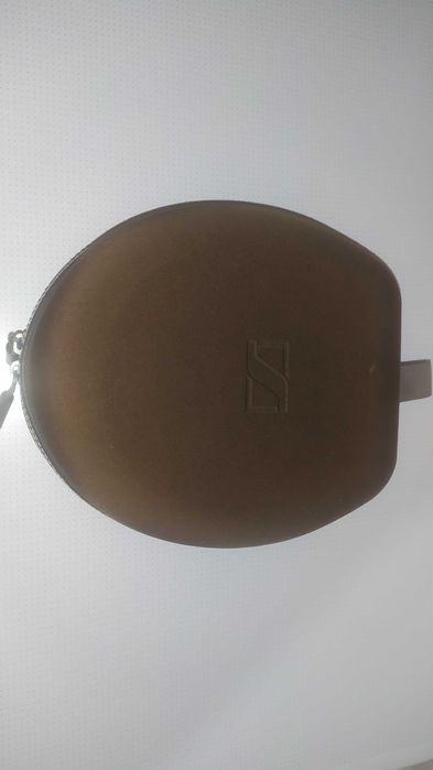 Наушники Sennheiser Momentum.