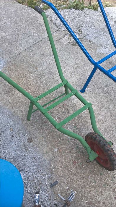 2 carros de mao para decoraçao de jardim