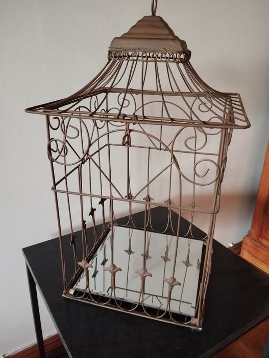 Mesa em granito e gaiola