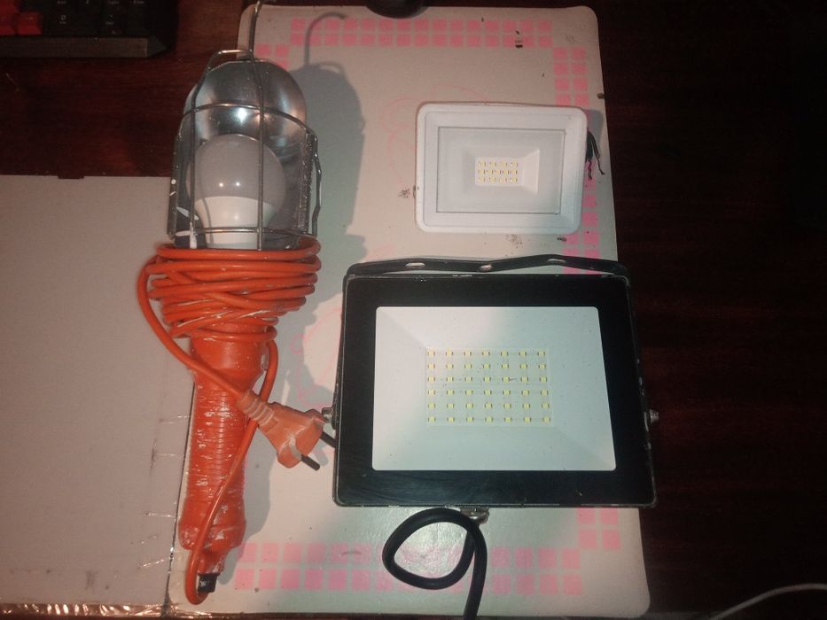 Гаражная лампа и два уличных фонаря