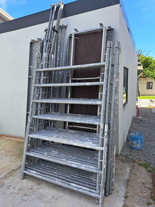 Vendo Torre de andaime móvel em ferro até 10m de altura