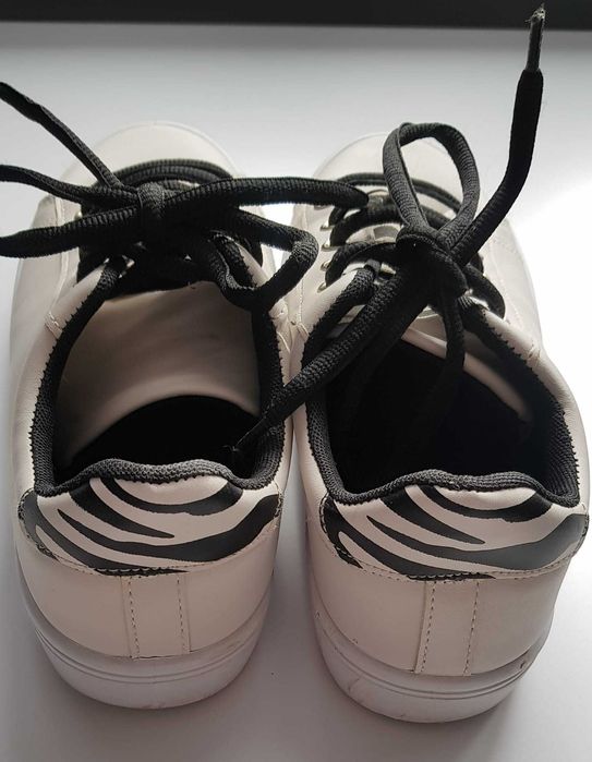 Kremowe trampki skórkowe 36