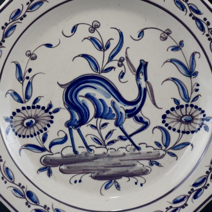 Prato oitavado em Faiança da Fábrica do Outeiro, Águeda, pintado à mão