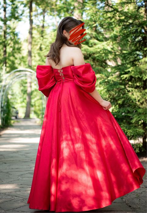 Червона випускна сукня