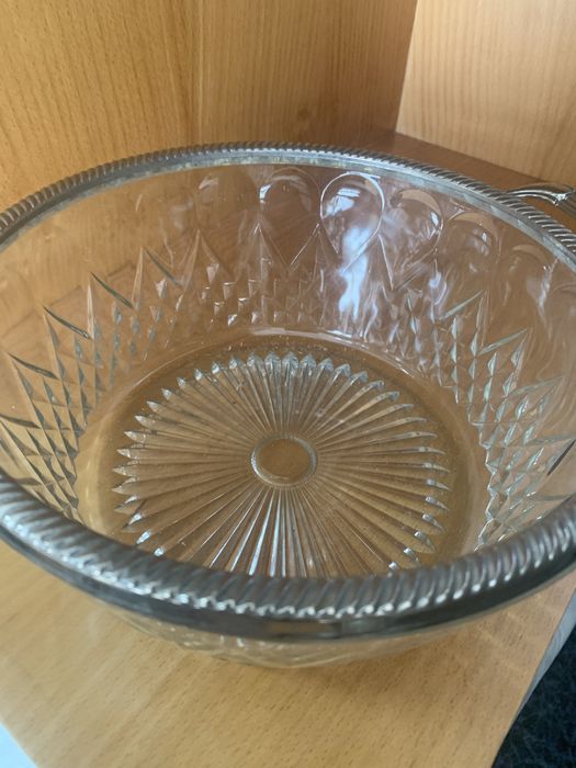 Taça de vidro com 2 pegas  , com borda em casquinha