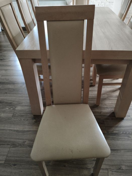 Duży stół plus krzesła