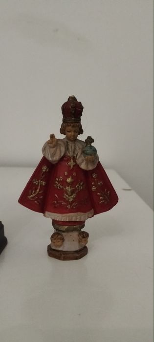 Santos...um deles em pedra e a nossa senhora com os pastorinhos  latão