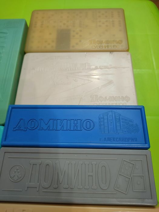 Карболитовые и пластиковые наборы домино советского производства.