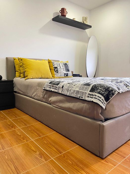 Cama Estofada 200x110cm [c/ Estrado e Colchão]