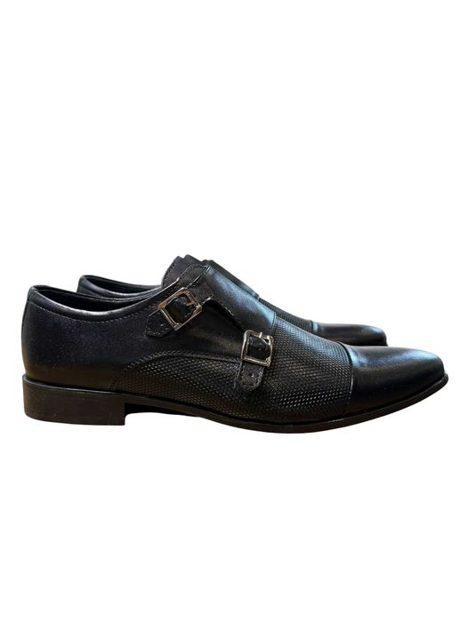 Buty męskie eleganckie skórzane czarne półbuty Monk Strap z ozdobnym tłoczeniem rozmiar 47 /E250PM CZARNY KLAMRA