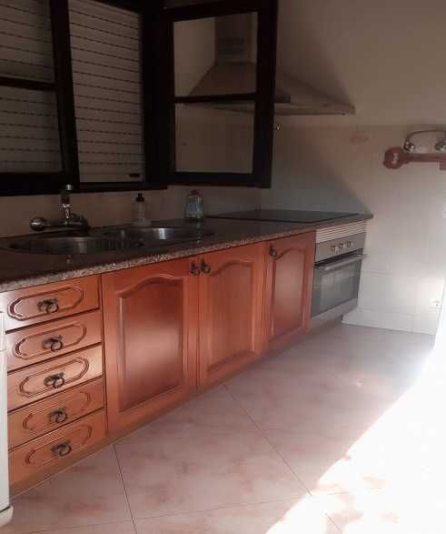 Moradia T2-R/C, Mobilada, Aroeira, Charneca Caparica num condomínio.