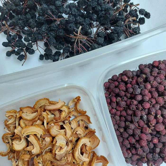 głóg aronia pigwowiec przekąski dla królika  owocowe trio