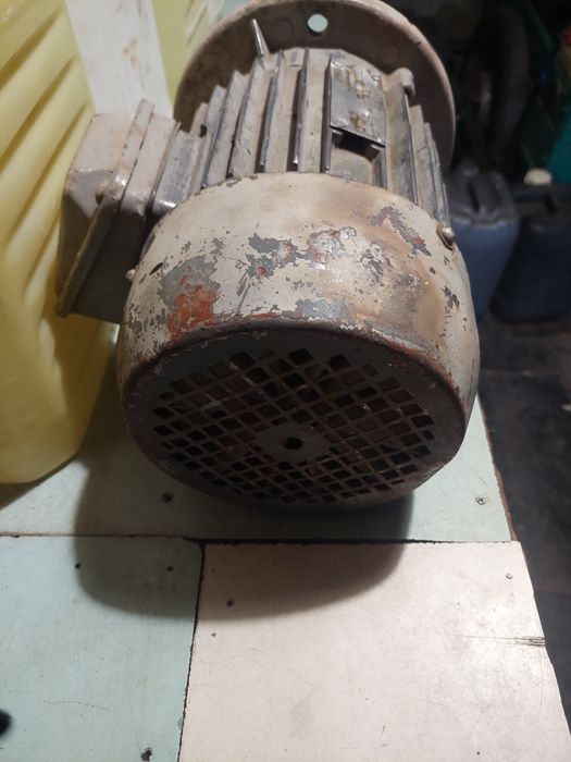 Продам електродвигун 2.8 кв 380 в