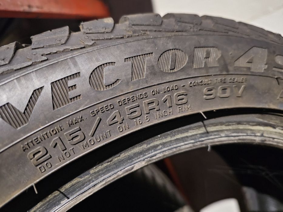 Opony Całoroczne 2szt R16 215/45-Goodyar-22Rok-8mm
