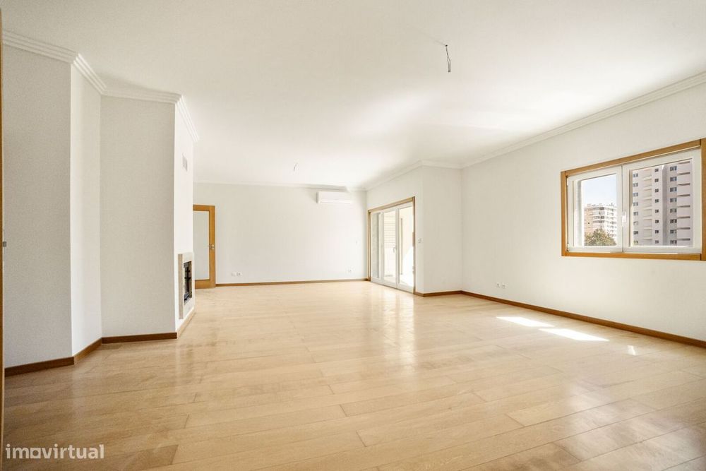 Apartamento T4 com jardim, Paço de Arcos, Oeiras