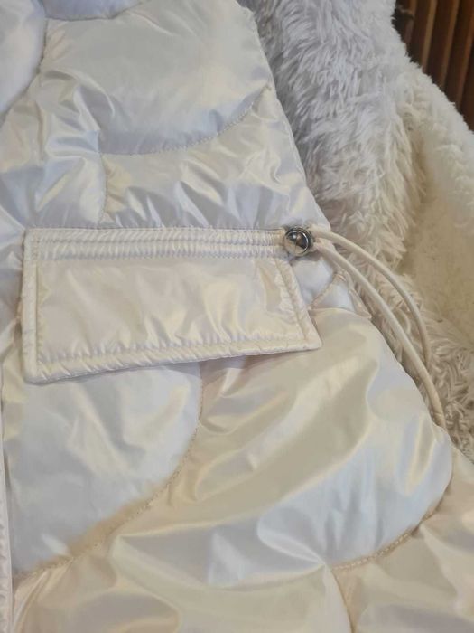 Colete acolchoado com capuz