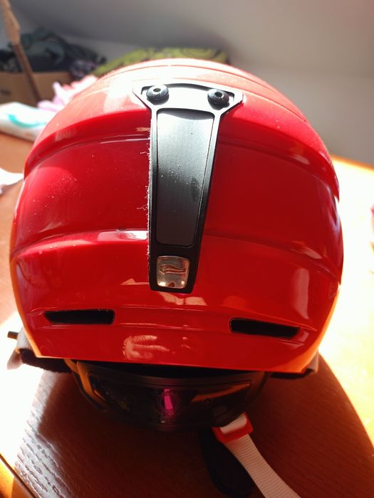 Narty i kask dziecięcy