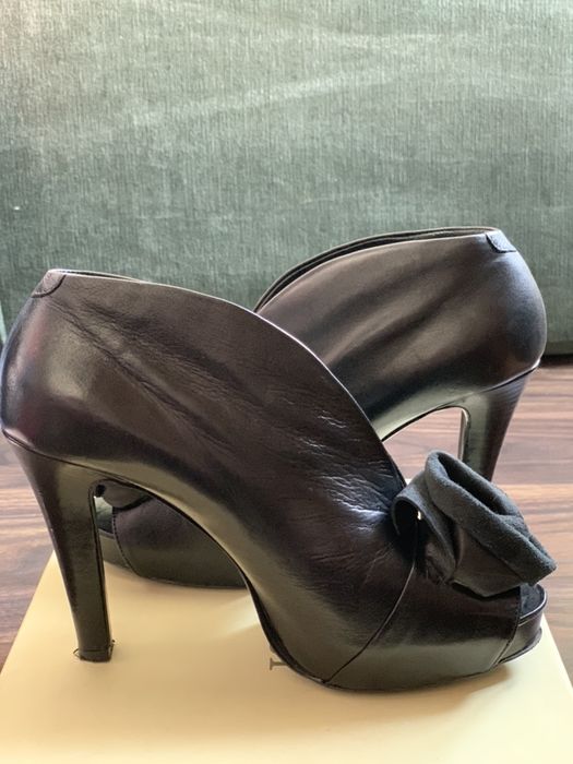 wysokie skórzane szpilki na platformie z ozdobą