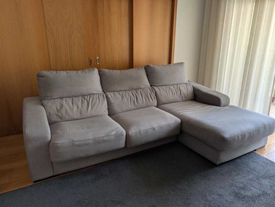 Sofá de 3 lugares com chaise longue; os 2 assentos movimentam-se para aumentar a área do assento. Carris não visíveis.
