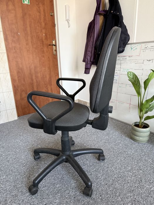 Meble biurowe - 2 krzesla obrotowe, szafka i biurko