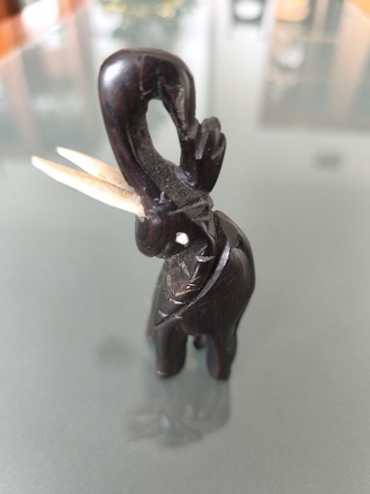 Estatueta de elefante em madeira