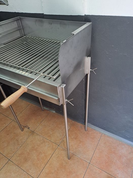 Churrasqueira inox com pernas