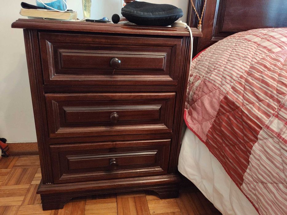 Cama de casal com mesas de cabeceira