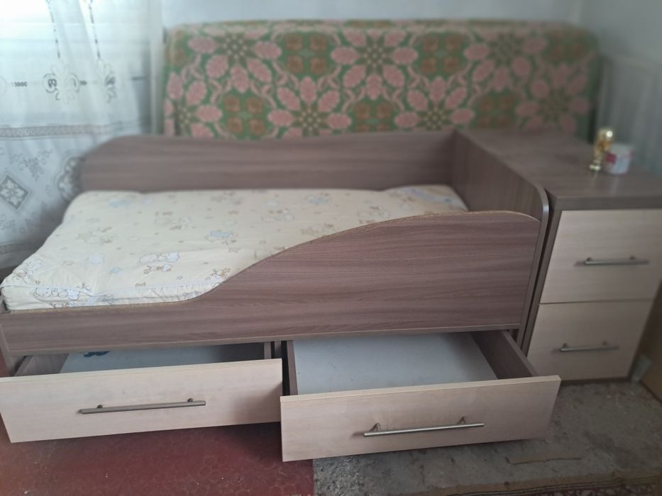 Кровать дитяча( з матрасом)  + тумба. В гарному стані.