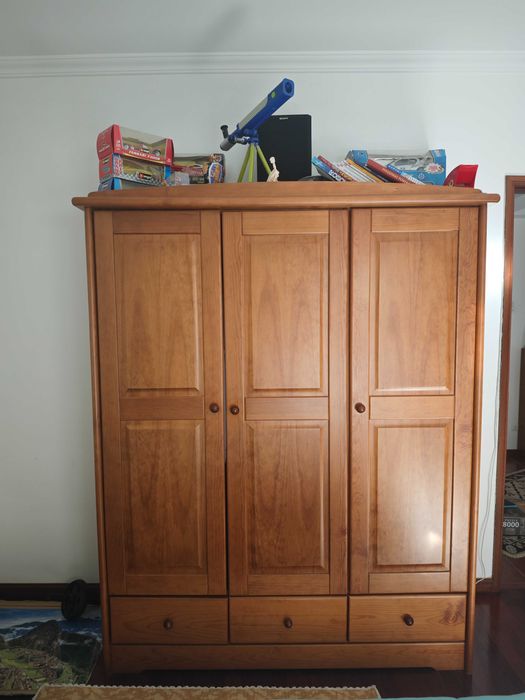 Mobília de quarto de solteiro completo em pinho.