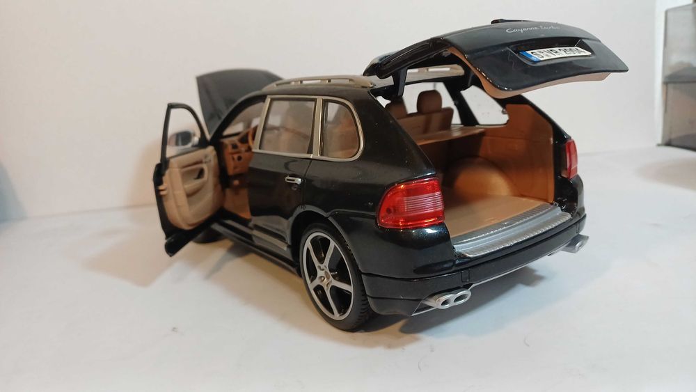 1/18 Porsche Cayenne - Maisto