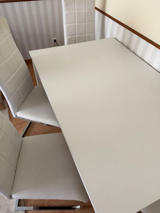 Vendo mesa com 4 cadeiras