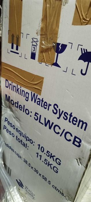 Sistema de purificação de água com filtros e bomba