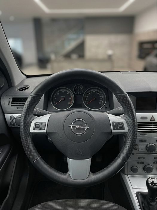 Opel Astra GTC Preto