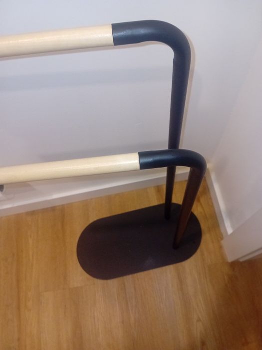 Toalheiro de pé  Scandi duplo preto