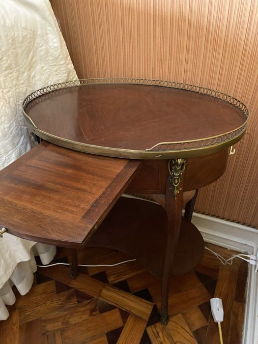 Par de Mesas de Cabeceira Vintage com detalhes em metal - Estilo Class