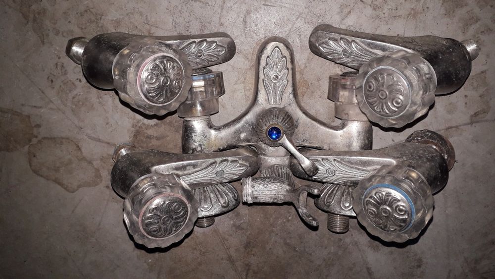 Torneiras e toalheiros etc