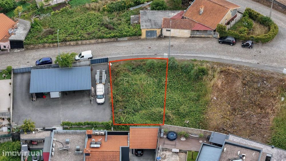 Terreno Urbano de 242m2 com viabilidade para construção de Moradia V3